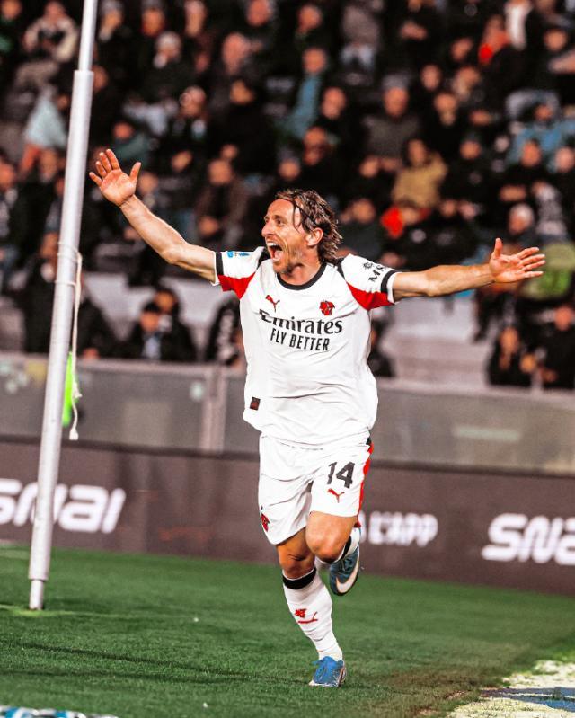 1771026566074004028.jpg leyu.com-【意甲】莫德里奇制胜豁牙失点 AC米兰2比1客胜比萨