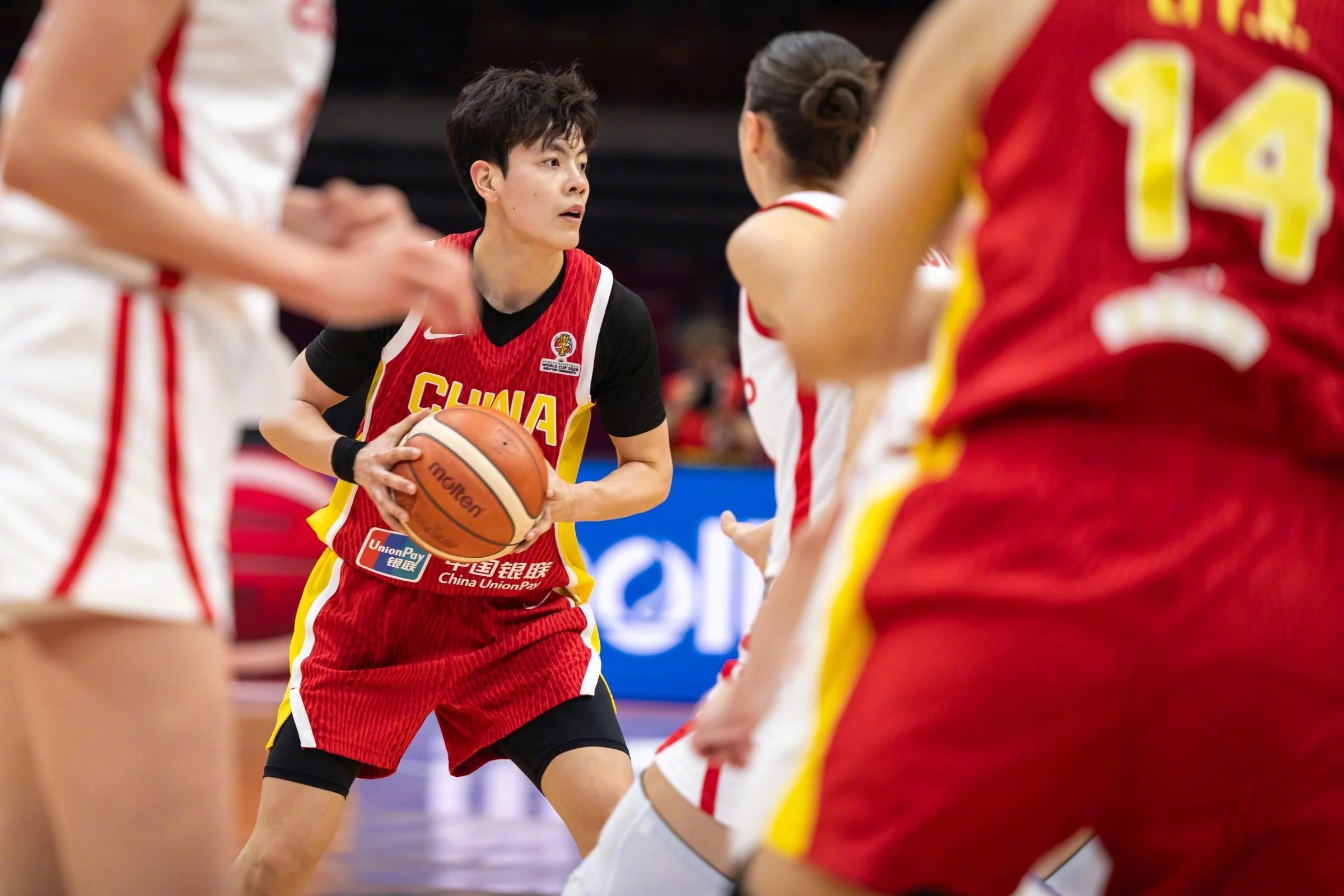 乐鱼体育APP-苏群：中国女篮后面很难有李梦了；张子宇跟现代篮球节奏脱节