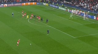 乐鱼vip注册-本菲卡门将：替补席上每个人都叫我冲上去争头球