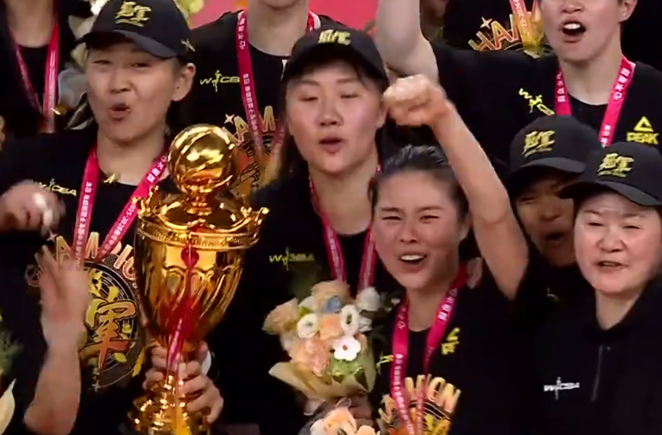 乐鱼体育APP-王思雨颁奖笑成花儿!获金球奖励成关键之王 大方展示金牌超飒