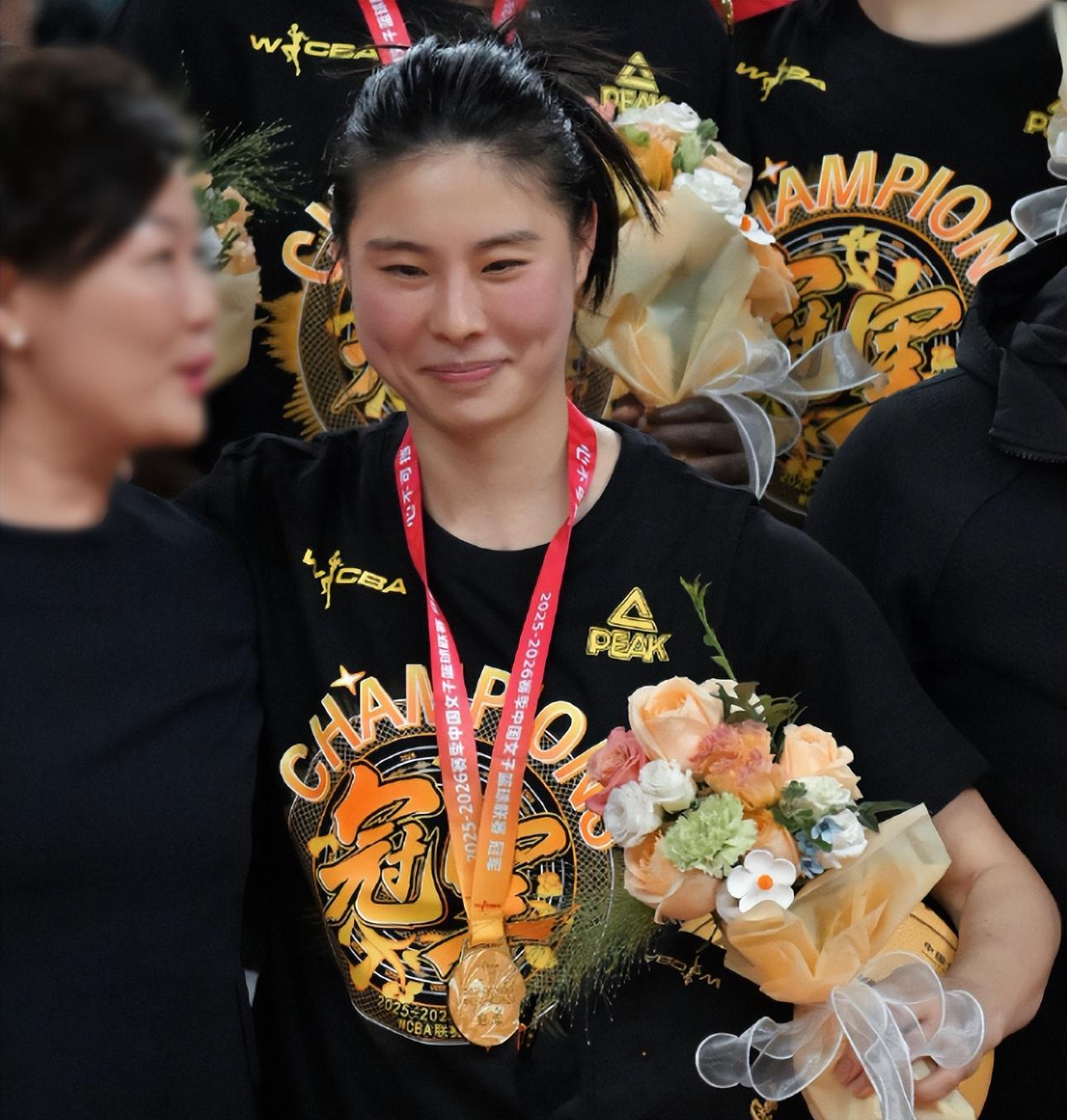 乐鱼体育APP-王思雨颁奖笑成花儿!获金球奖励成关键之王 大方展示金牌超飒